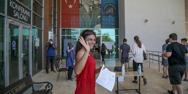 Melek İpek üniversite sınavına girdi