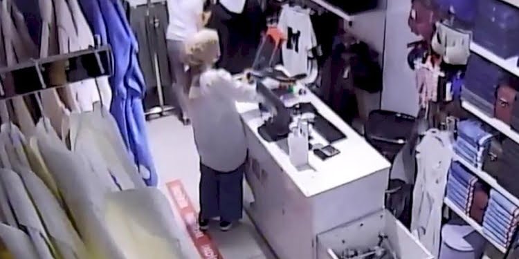 2 kadının mağazadan ‘alarm sökücü’ çaldığı o anlar kamerada
