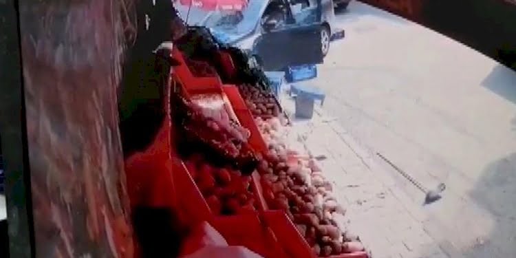 Otomobil manava girdi: İki müşteri ve bir çalışan saniyelerle kurtuldu