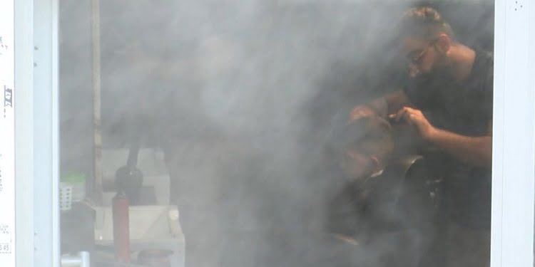 Yangına aldırmadan tıraşa devam etti