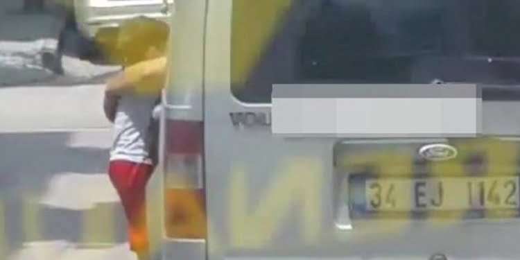 Yaramazlık yaptığı için oğlunu araçtan sarkıttı