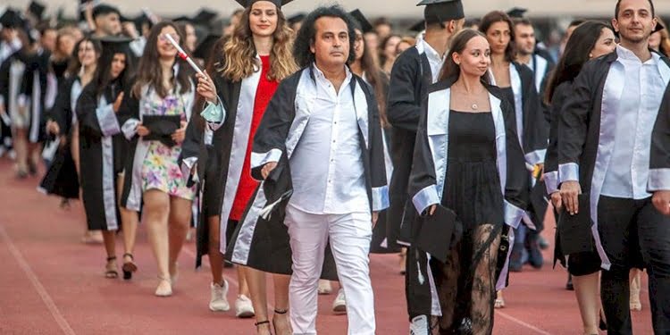 ‘Yapamazsın’ dediler, 50 yaşında 4 yıllık bölümü 3 yılda birincilikle bitirdi