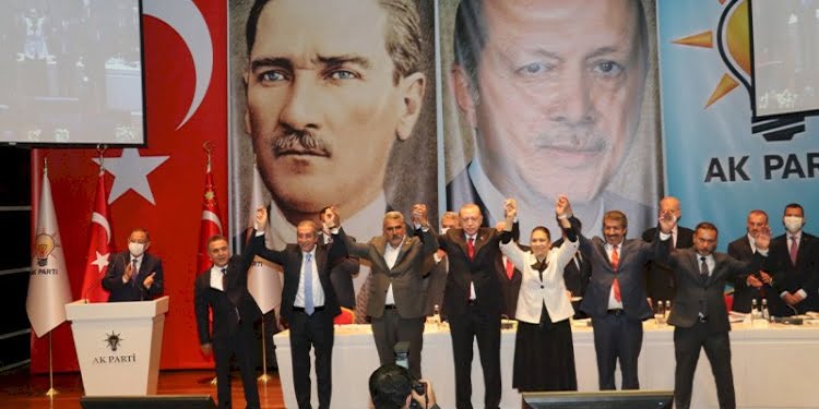Rozeti Erdoğan taktı… HDP’den istifa edip AKP’ye katıldı