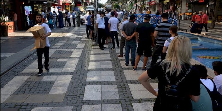 Ucuz eşya sırası: Uzun kuyruklar oluştu