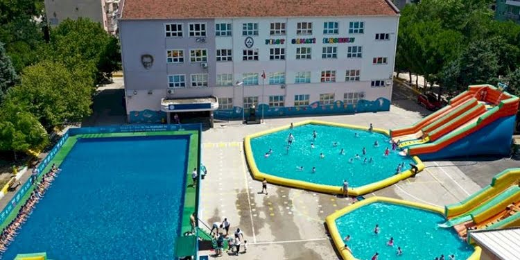 Okul bahçeleri tatil köyüne döndü