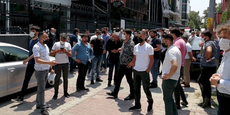 Gasp cinayetinin yaşandığı holding önünde eylem:  Varımı, yoğumu bu şirkete yatırdım