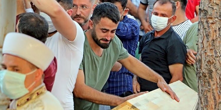 Bu acıya yürek dayanmaz! Barajda boğulan 5 kişi yan yana defnedildi