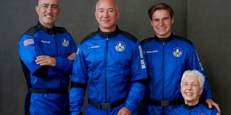 Dünyanın en zengin insanı Jeff Bezos uzaya gidip döndü