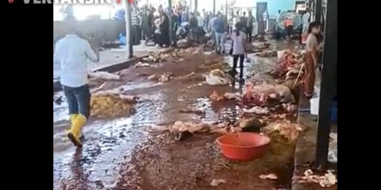 Kurban kesim alanından iğrendiren görüntü… Kan ve pislikten geçilmedi