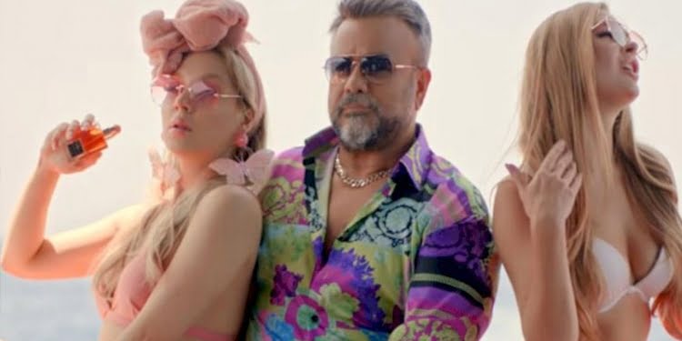 ‘Erotik şikayetler’ sebebiyle klibi kaldırılan Bülent Serttaş: Bunu yapan vatan hainidir