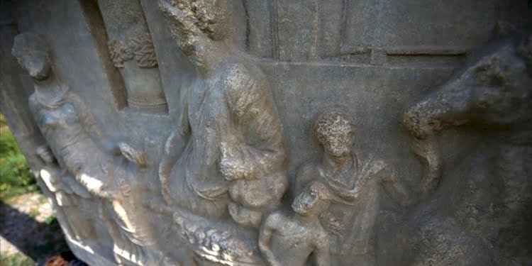 Parion Antik Kenti’nde bulunan 1900 yıllık mezar taşı dönem tarihine ışık tuttu