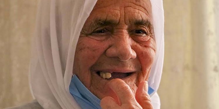 Evi tamamen yanan Ayşe Nine, takma dişlerinin bulunmasını istedi