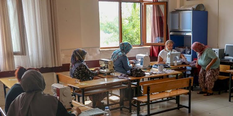 Gönüllü kadınlar, yangın bölgesi için şalvar dikiyor