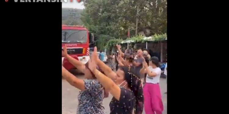 Vatandaş itfaiye ekiplerini alkışlayarak, şeker atarak uğurladı