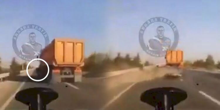 Kamyon sürücüsü, tartıştığı motosikletliyi altına aldı