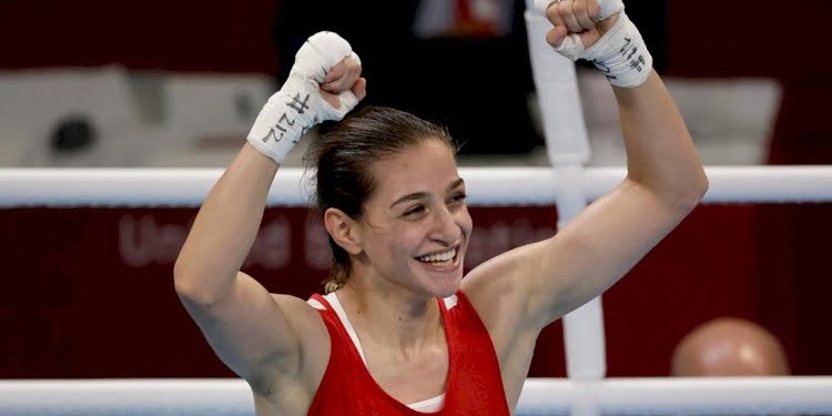 Milli boksör Buse Naz Çakıroğlu’ndan gümüş madalya