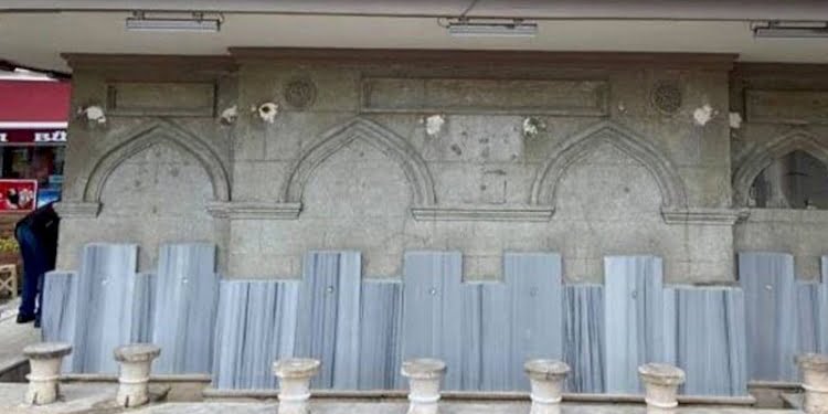 Tarihi şadırvanı ‘mermer’ ile kaplamaya çalıştılar