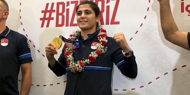Busenaz Sürmeneli yurda döndü: Çocukluk hayalim avuçlarımın içinde