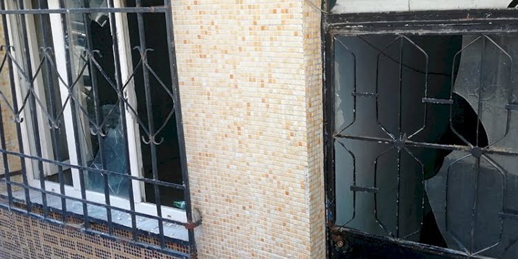 Mahalleliyi sokağa döken taciz iddiası: Şüphelinin evi kurşunlandı