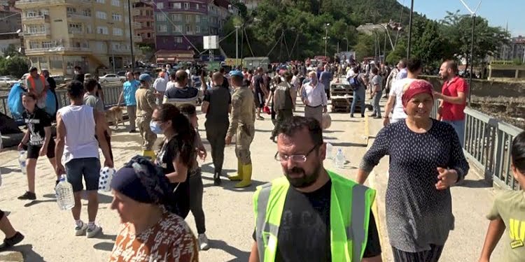Sinop Ayancık’ta panik anları! ‘Çöküyor, köprüyü boşaltın’