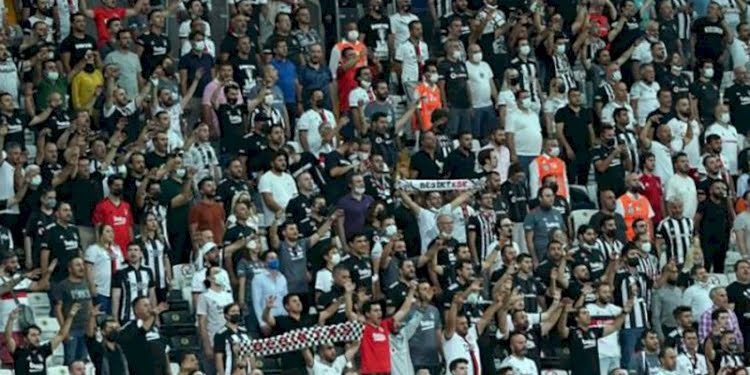 Beşiktaş taraftarından çarpıcı protesto: Ülkede mülteci istemiyoruz