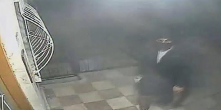 Ev sahipleri uyurken hırsızlık yapan şüpheliler kameraya yakalandı