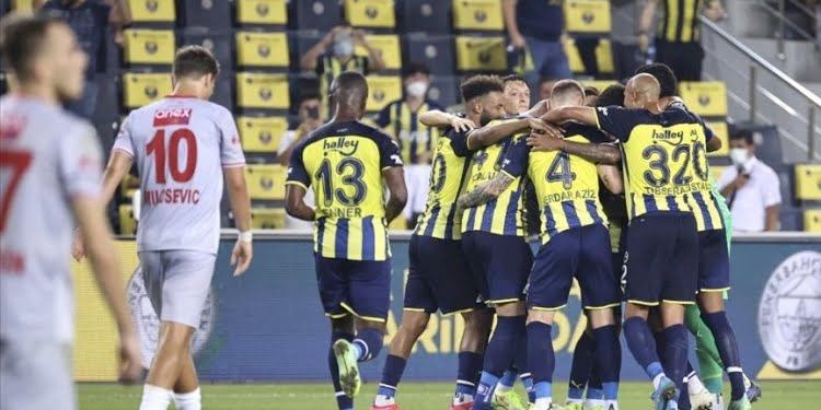 Fenerbahçe-Antalyaspor karşılaşmasına damga vuran pozisyon