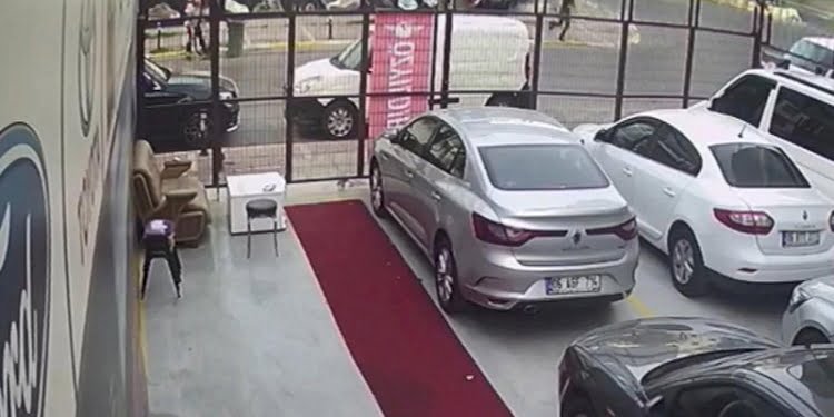 Ehliyetsiz sürücü kaldırımda yürüyen kadına çarpıp kaçtı
