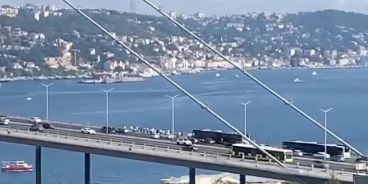 Arızalanan metrobüs yolcuları köprü üstünde indirdi