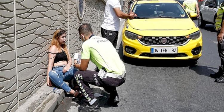 Sinir krizi geçiren turist, bindiği taksiyi yumruklayıp tekme attı