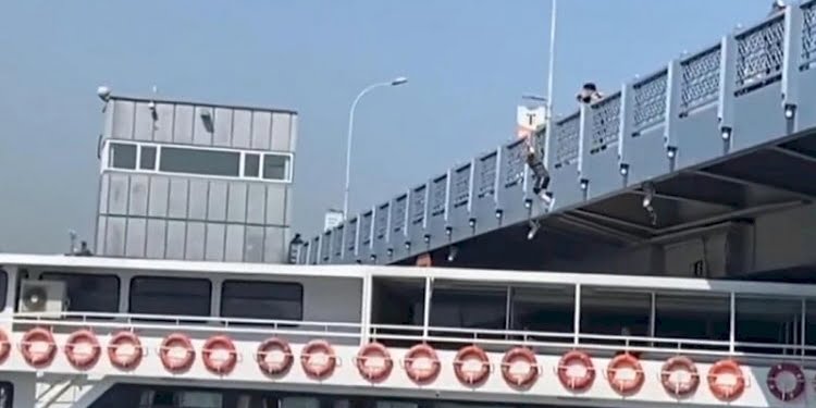 Tık uğruna Galata Köprüsü’nden gemiye atladı