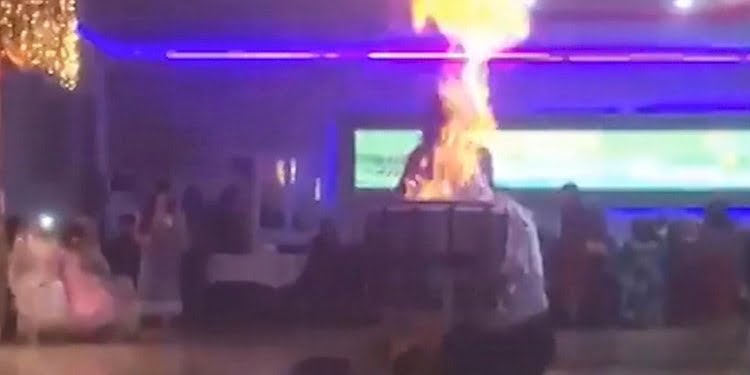 Alevli şov yapan davulcu böyle yandı