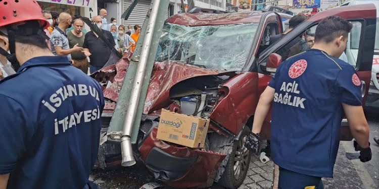 İstanbul’da araç durağa daldı… Çok sayıda yaralı