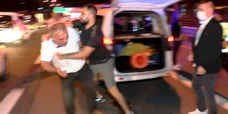 Alkollü sürücüye dayak kamerada
