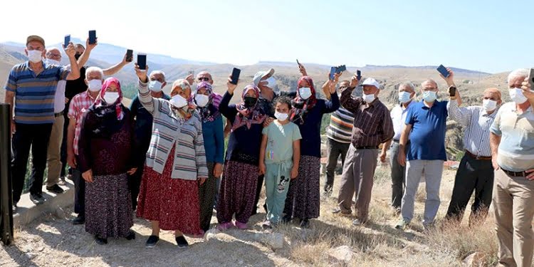 Mahalleli, telefonla konuşabilmek için 1 kilometre yol yürüyor