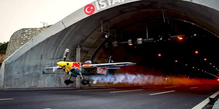 Tünellerin içinden uçakla geçerek Guinness Rekorlar Kitabı’na girdi
