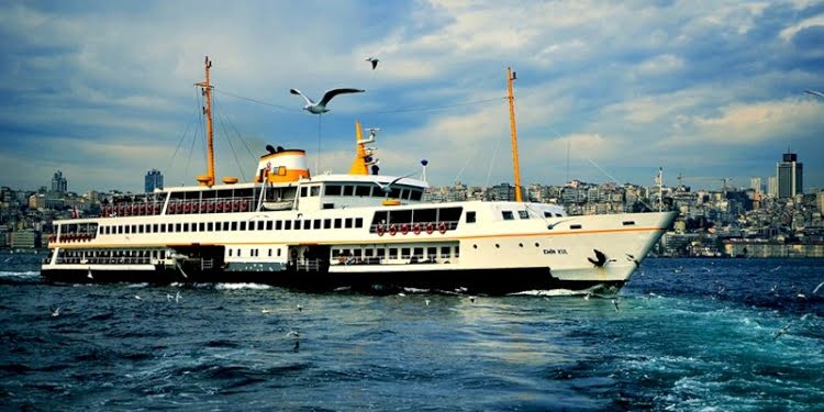 İstanbul’da vapurdan düşen adam hayatını kaybetti