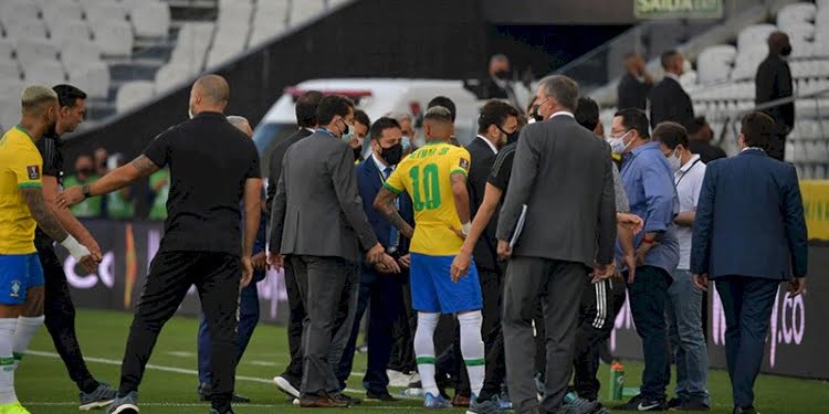 Brezilya-Arjantin maçı oynandığı sırada futbolcuları sınır dışı etmek için sahaya girdiler