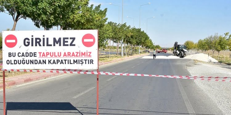 ‘Tapulu arazim’ dedi, yolu ulaşıma kapattı
