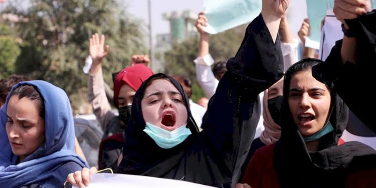 Taliban, protesto eylemini havaya ateş açarak dağıttı