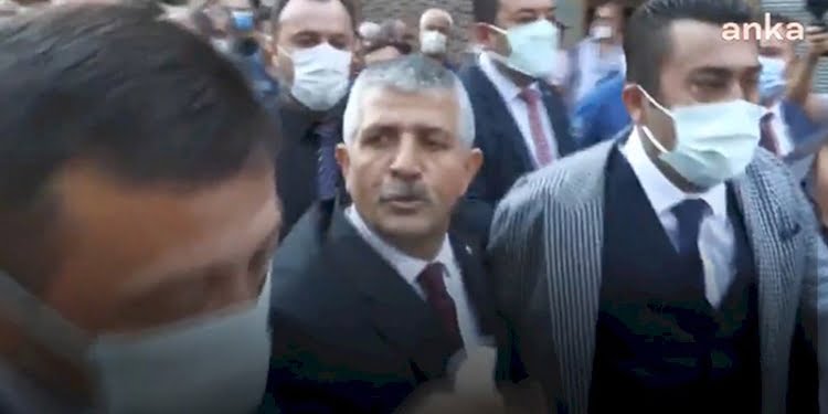 İzmir’deki Zafer Yürüyüşü’nde arbede… AKP ve MHP’li vekiller aralarında kaldı