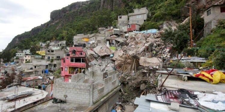 Dev kayalar evlerin üzerine düştü: Ölü ve kayıplar var