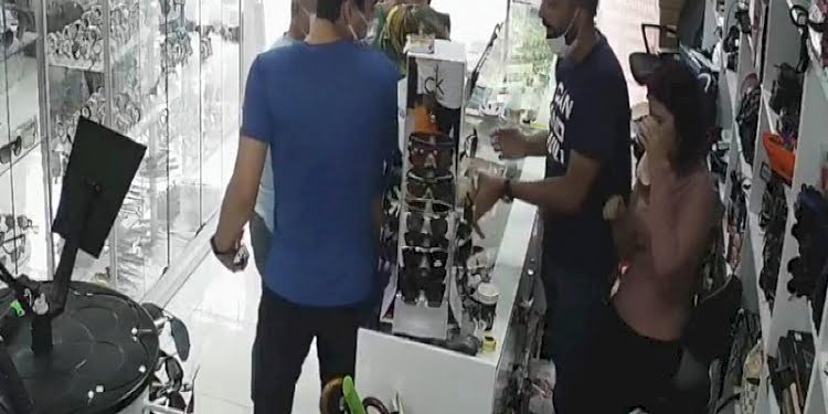 İndirim yapmadı diye üzerine çay döktü
