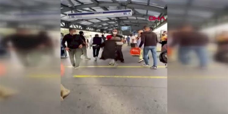 Metrobüste ‘Beni ittin’ kavgası