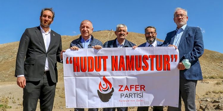 Ümit Özdağ’dan sınırda ‘Hudut Namustur’ pankartı