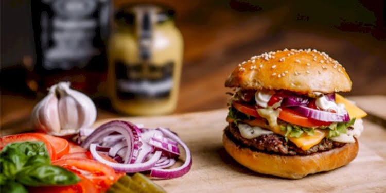 Yediği hamburgerin içinden insan parmağı çıktı!