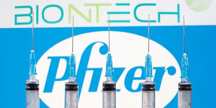 Pfizer üretimi Kovid-19 aşısı şişelerinde yabancı madde saptandı