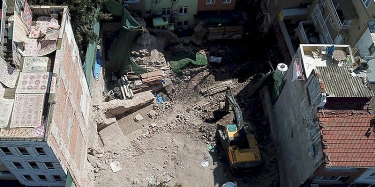 Tarihe kepçelerle daldılar