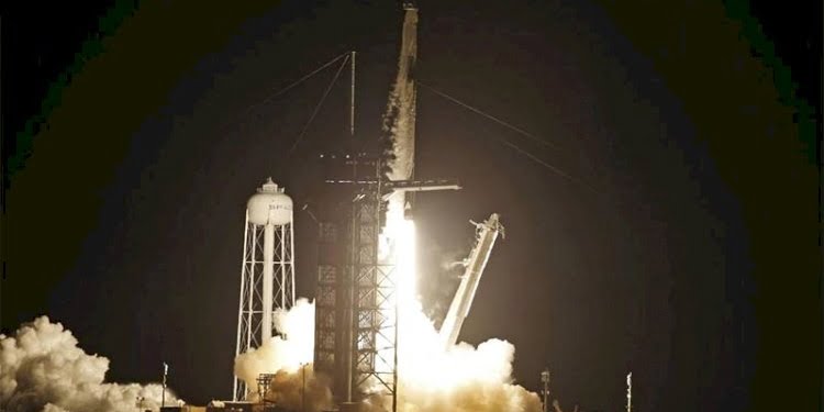 Spacex’in tarihi yolculuğu:  4 kişiyi dünyanın çevresinde  gezdirecek