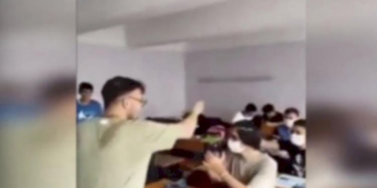Sınıf başkanı seçilen öğrenci arkadaşlarına çay attı